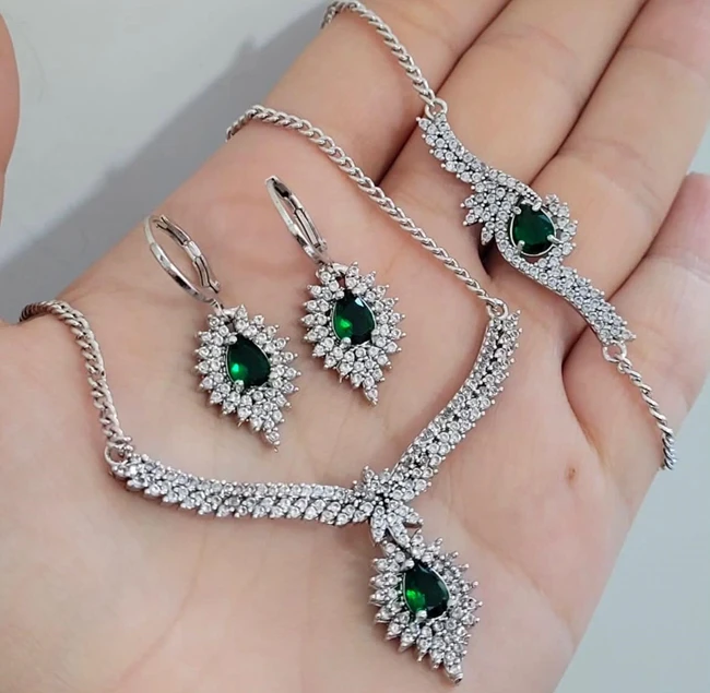 موم زن و مونتاژ کار کارگاه ریخته گری نقره