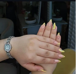 خدمات کاشت ناخن 