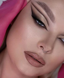 لیندا میکاپ آرتیست