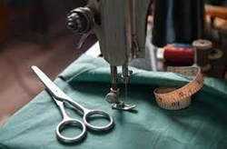 کار در منزل (خیاطی با چرخ)